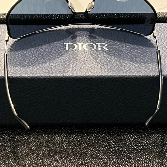 DIOR Ultra Logo Embossed UV Aviator Sunglasses | Unisex - Picture 5 of 6